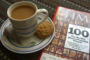 English breakfast tea sweetened with sugar and milk; a Hawaiian macadamia nut cookie.